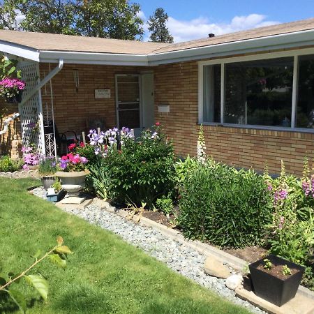 Your Home Away From Home Kelowna Exterior foto