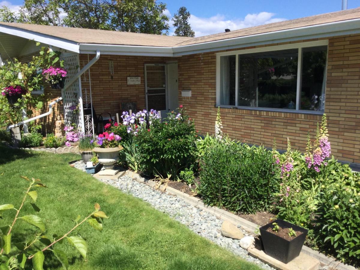 Your Home Away From Home Kelowna Exterior foto