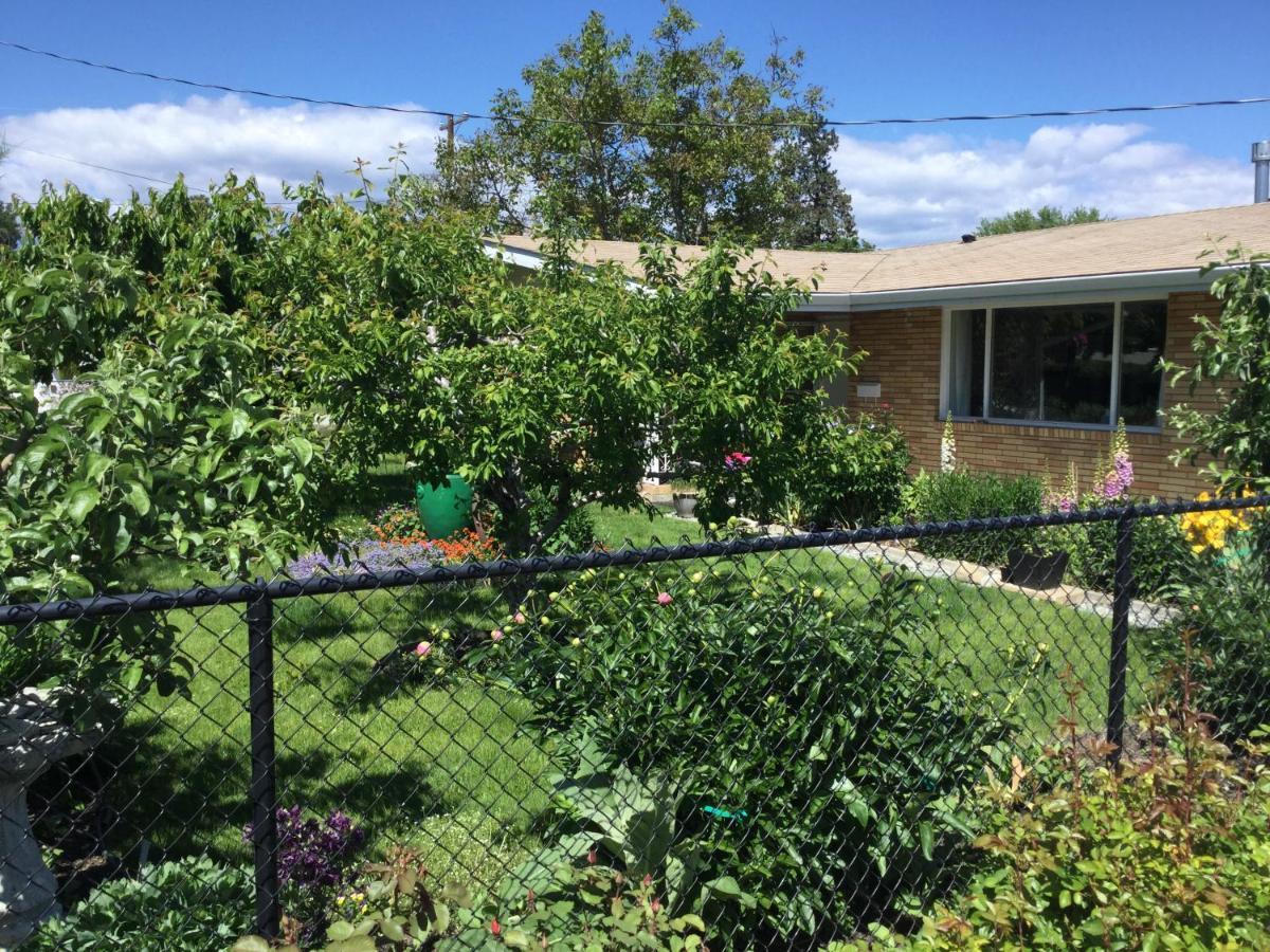 Your Home Away From Home Kelowna Exterior foto