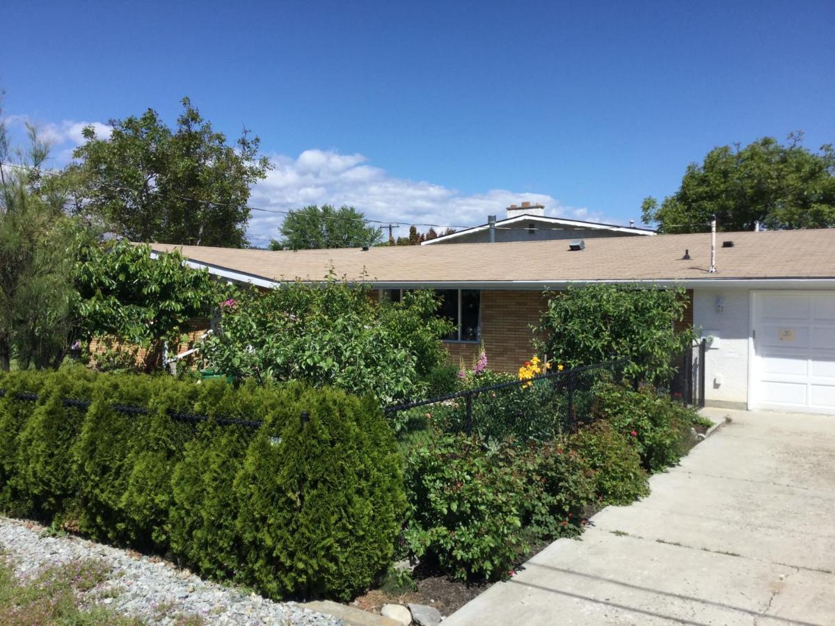 Your Home Away From Home Kelowna Exterior foto